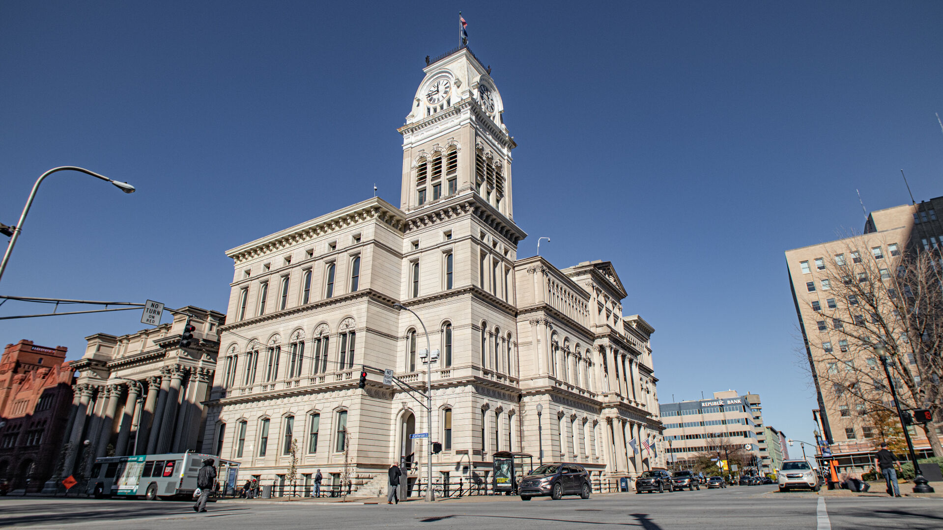 Louisville Metro Council to interview nearly 30 applicants for two vacant seats